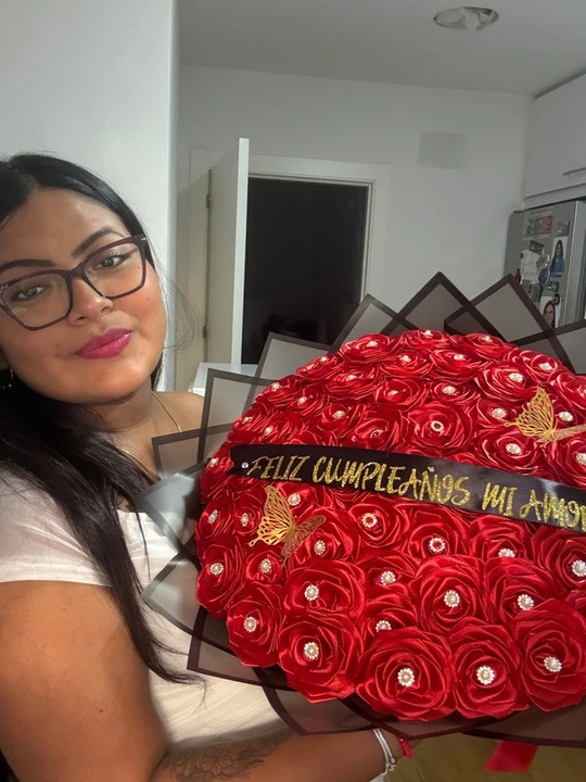 Melanie, creadora de Pétalo de Amor, con uno de sus ramos de rosas